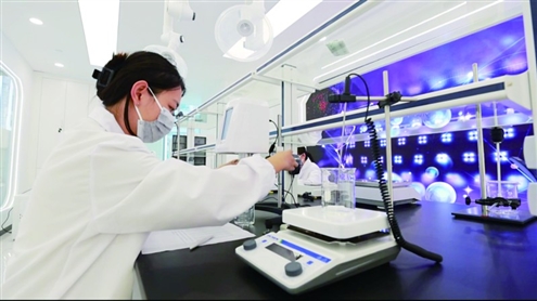 山东省循证医学研究院研究人员在认真工作